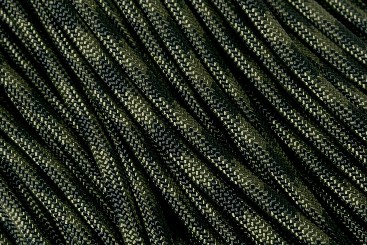 Knivesandtools 550 Paracord Type III, Colour: Camo Dark Camo, 100 Ft (30.48 M) 1 Knivesandtools 550 Paracord Type III, Colour: Camo Dark Camo, 100 Ft (30.48 M)