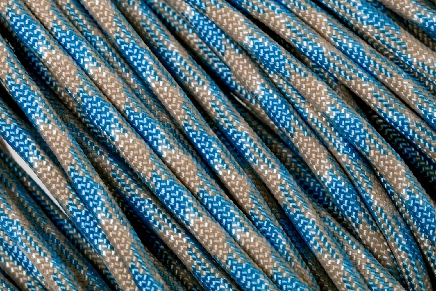 Knivesandtools 550 Paracord Type III, Colour: Carolina Beach, 50 Ft (15.24 M) 1 Knivesandtools 550 Paracord Type III, Colour: Carolina Beach, 50 Ft (15.24 M)