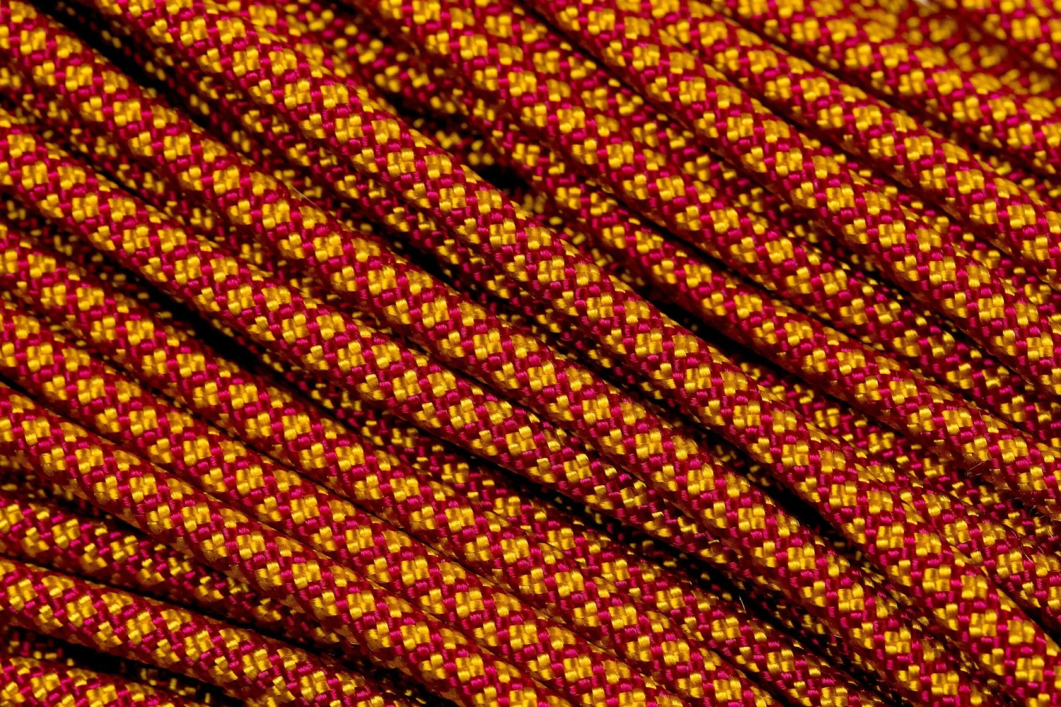 Knivesandtools 550 Paracord Type III, Colour: Burgundy With Goldenrod Diamonds - 50 Ft (15.24 Meters) 1 Knivesandtools 550 Paracord Type III, Colour: Burgundy With Goldenrod Diamonds - 50 Ft (15.24 Meters)