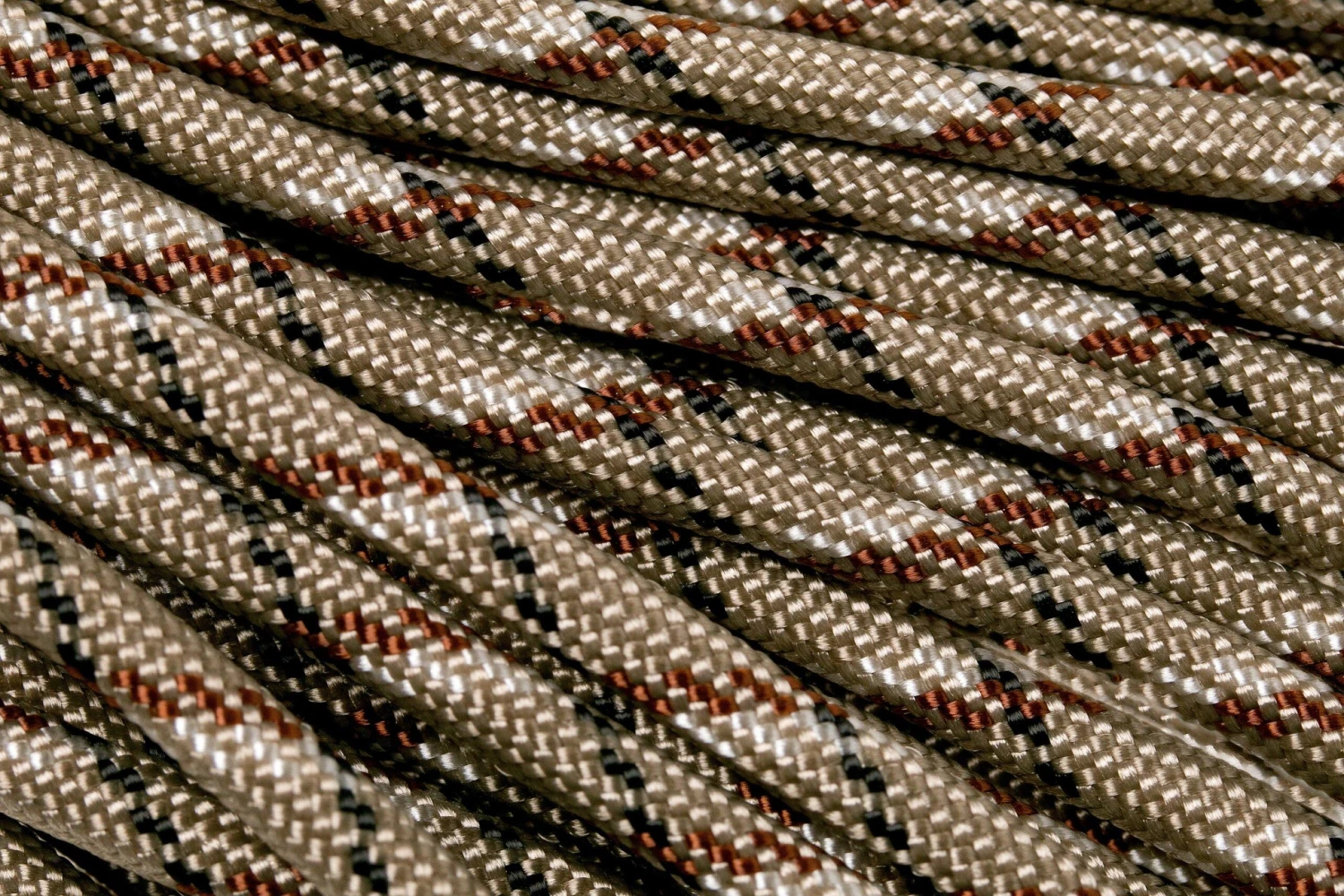 Knivesandtools 550 Paracord Type III, Colour: Desert Camo, 25 Ft (7.62 M) 2 Knivesandtools 550 Paracord Type III, Colour: Desert Camo, 25 Ft (7.62 M) - Billede 2