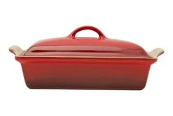 Le Creuset Rectangular Oven Dish With Lid, 33 Cm, Red 8 Le Creuset Rectangular Oven Dish With Lid, 33 Cm, Red -Friluftslageret Butik LC91001533060000 04 lecreuset scaled