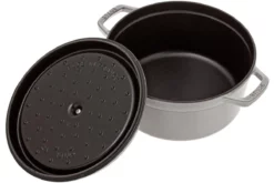 Staub Roasting Pan - Cocotte 26cm, 5,2L, Grey With Steam Tray 7 Staub Roasting Pan - Cocotte 26cm, 5,2L, Grey With Steam Tray -Friluftslageret Butik SB1133818 03 staub sb1133818 03